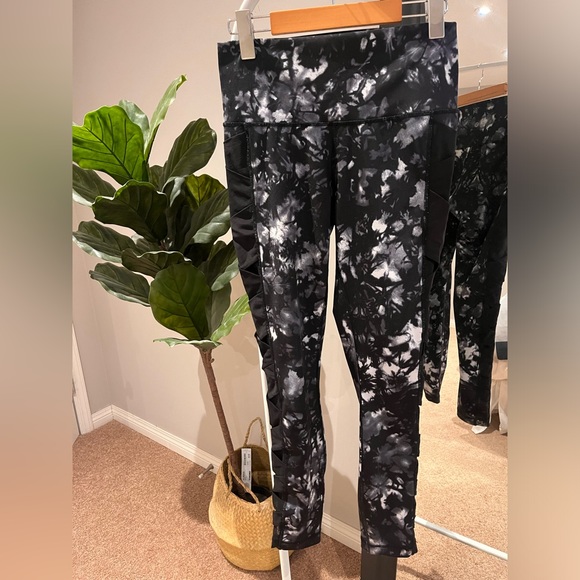 Lululemon | Rise and Flow Pant (Full-On Luxtreme) - Picture 5 of 11